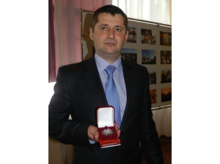 Колеги вітають Віталія Галенченка з нагородою. Змія теж нагородили.