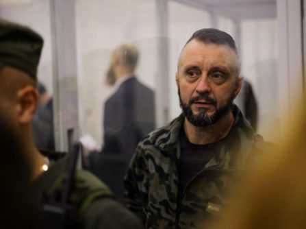 Суддя Писанець підкидає доказ у справу
